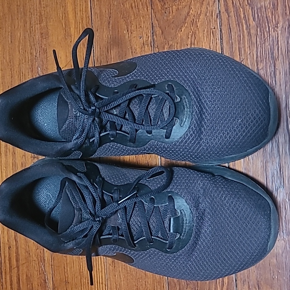 Nike all black shoes